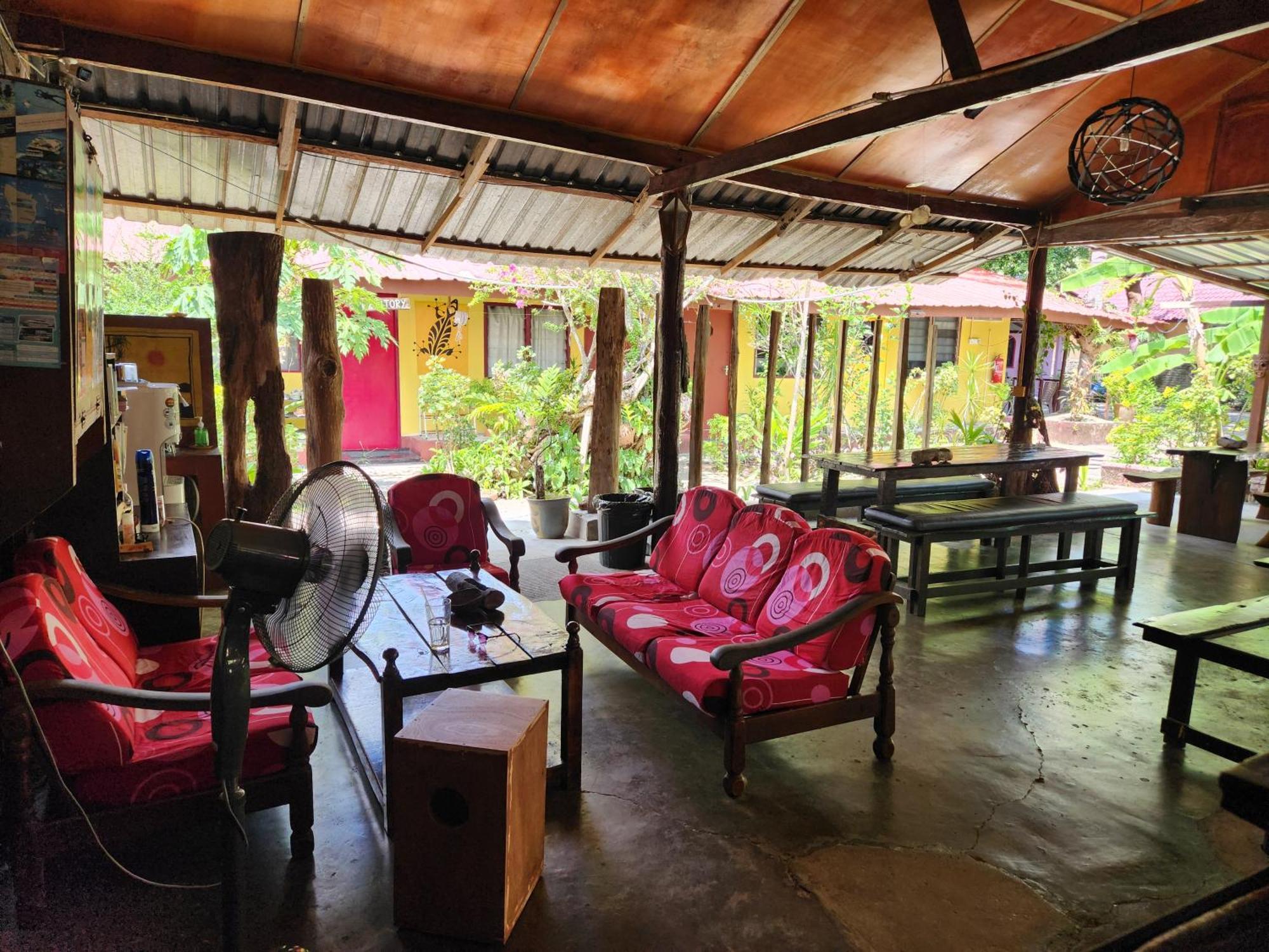 Gecko Guesthouse Пантай Ченанг Екстериор снимка